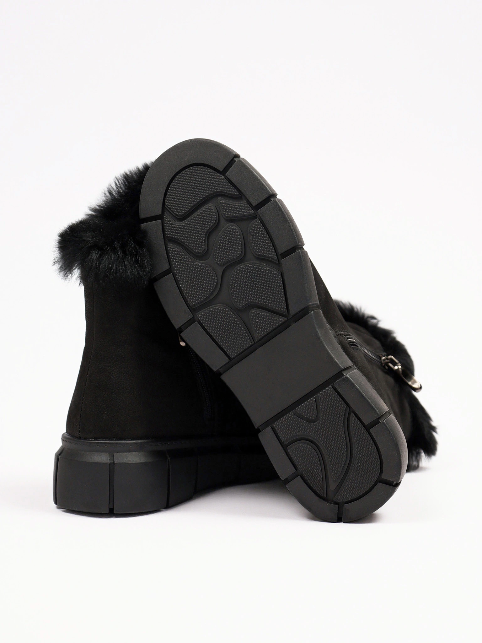 Ботинки черного цвета с оторочкой мехом на средней платформе